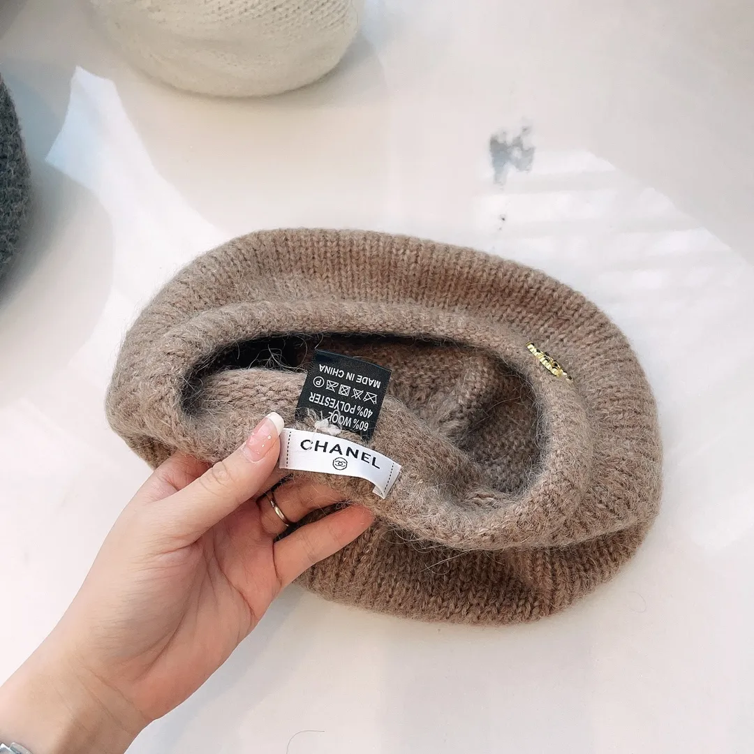 Special batch of 60 Chanel new autumn and winter seahorse hair knitted berets. Soft and comfortable, fairy-like berets, elegant yet high-end. It has a "fashionable halo" vision on the top. It is full of luxury brand feeling and is very friendly to face requirements.