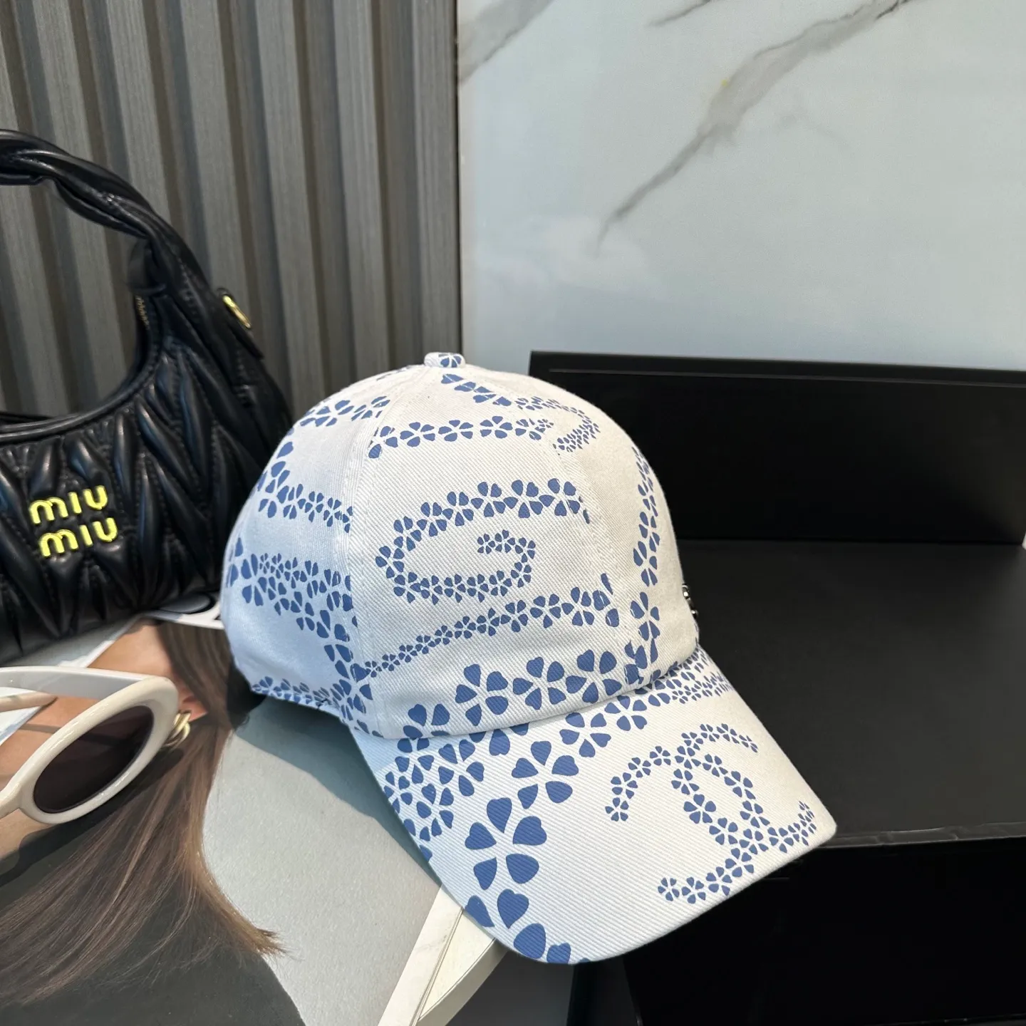 P60 new Chanel new high-version baseball cap, a classic baseball cap style, suitable for various occasions. Whether it is paired with casual wear or sportswear, it can easily enhance the fashion sense of the overall look. It is a trendy item that fashion lovers cannot miss.