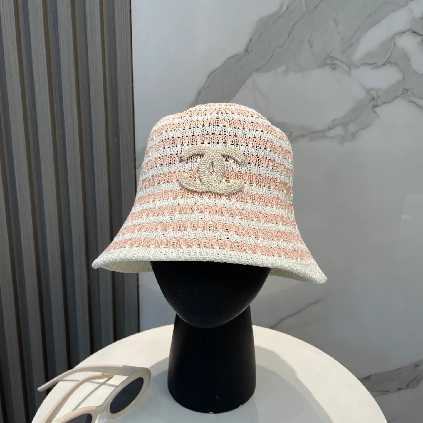 P66 CHANEL's new knitted basin hat, made of high density, a super tasteful knitted hat ~ the first choice for going out on the street! The shape of the hat is super nice, the color is perfect, and it’s light to carry! A must-have for little fairies🧚Head circumference 57cm