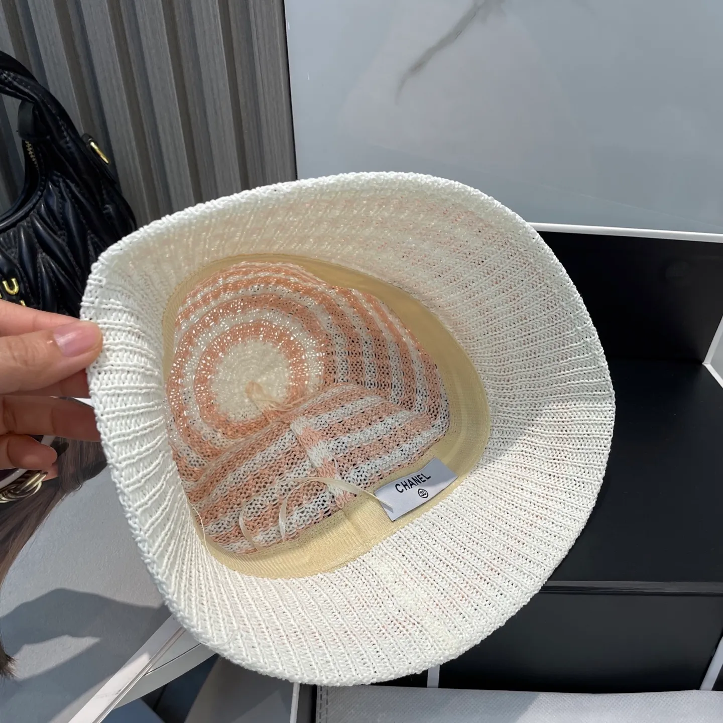 P66 CHANEL's new knitted basin hat, made of high density, a super tasteful knitted hat ~ the first choice for going out on the street! The shape of the hat is super nice, the color is perfect, and it’s light to carry! A must-have for little fairies🧚Head circumference 57cm