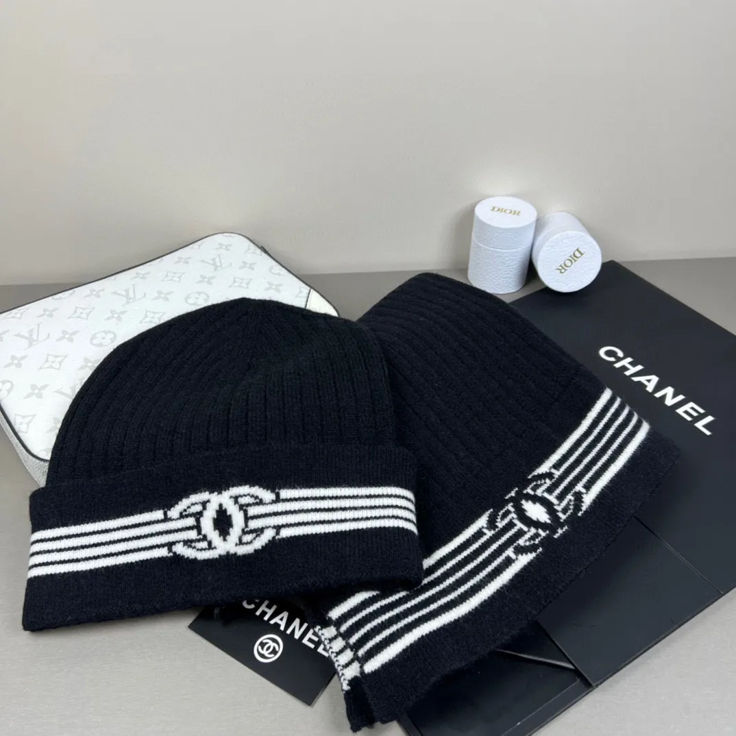 P150 CHANEL Xiaohongshu popular style, official website new classic suit hat! Hat ➕Scarf! It feels great in hand! It’s warm and super comfortable. This winter, all you need is a hat set like this. It’s warm and fashionable! Welcome to choose!!