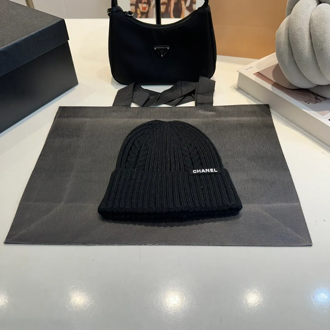 P50 CHANEL Autumn and Winter Striped Twist Wool Knitted Thick Cuffed Beanie Hat. The year-end heavy-duty high-looking fairy knitted hat is extremely versatile, easy on the head, and feels extremely soft and waxy. High-elastic rabbit wool does not deform.
