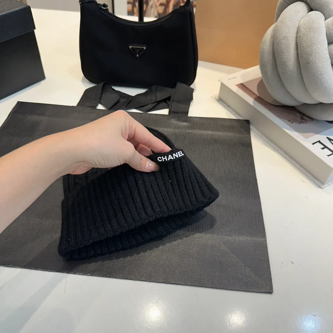 P50 CHANEL Autumn and Winter Striped Twist Wool Knitted Thick Cuffed Beanie Hat. The year-end heavy-duty high-looking fairy knitted hat is extremely versatile, easy on the head, and feels extremely soft and waxy. High-elastic rabbit wool does not deform.