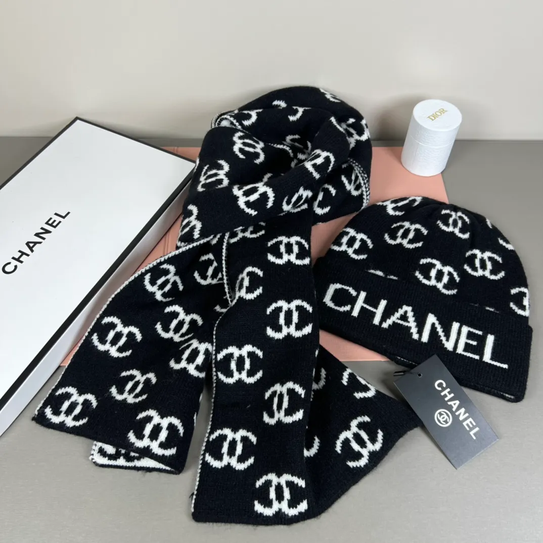P150 CHANEL Xiaohongshu popular style, official website new classic suit hat! Hat ➕Scarf! It feels great in hand! It’s warm and super comfortable. This winter, all you need is a hat set like this. It’s warm and fashionable! Welcome to choose!!