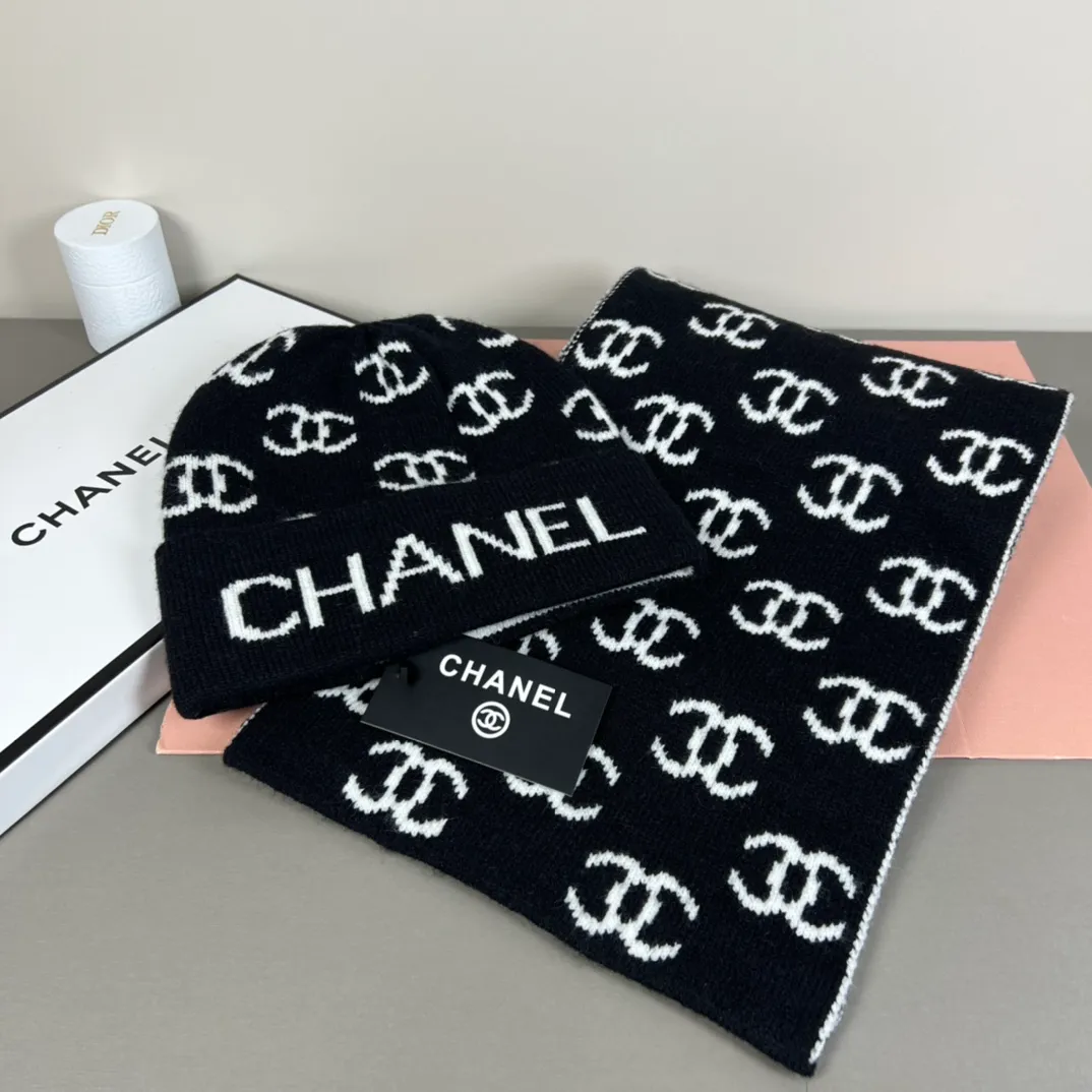 P150 CHANEL Xiaohongshu popular style, official website new classic suit hat! Hat ➕Scarf! It feels great in hand! It’s warm and super comfortable. This winter, all you need is a hat set like this. It’s warm and fashionable! Welcome to choose!!