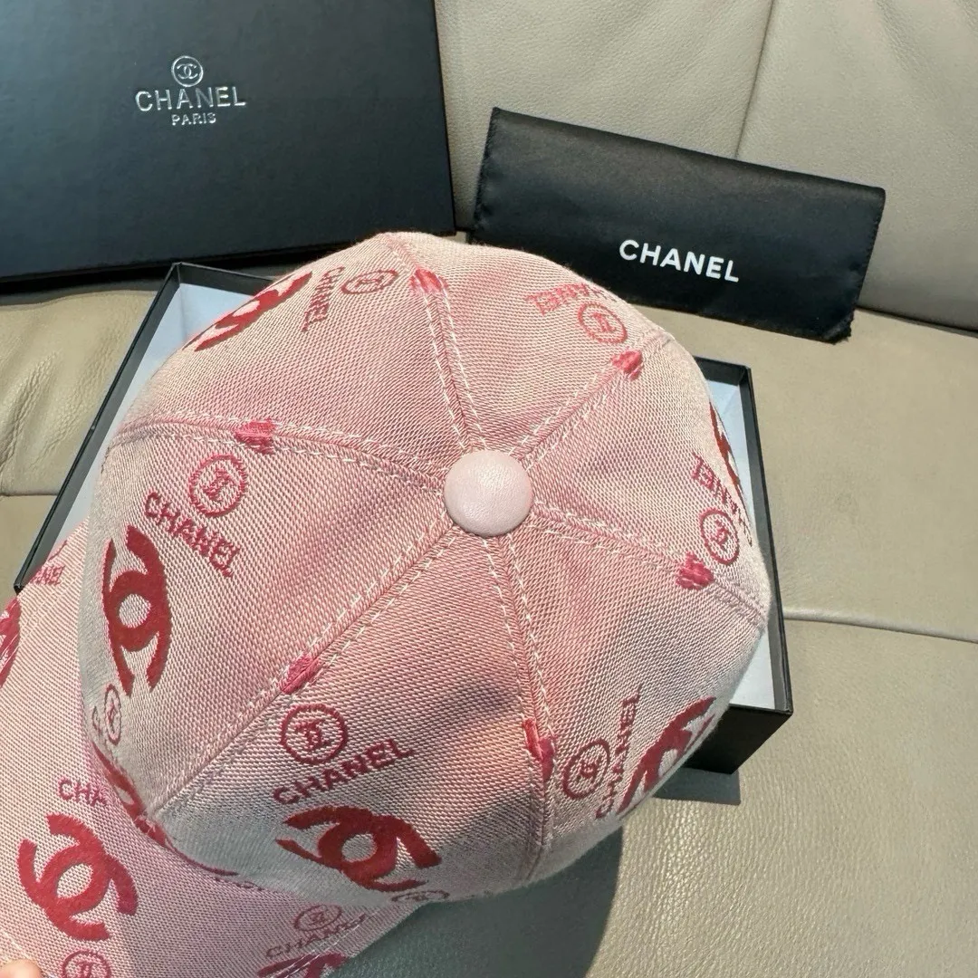 p90., Chanel (Chanel) classic original baseball cap, classic double C, 1:1 mold opening and customization at the counter, original canvas fabric + first layer of cowhide, light and breathable! The quality is great, the basic head circumference is 56cm, and the patch is adjustable.