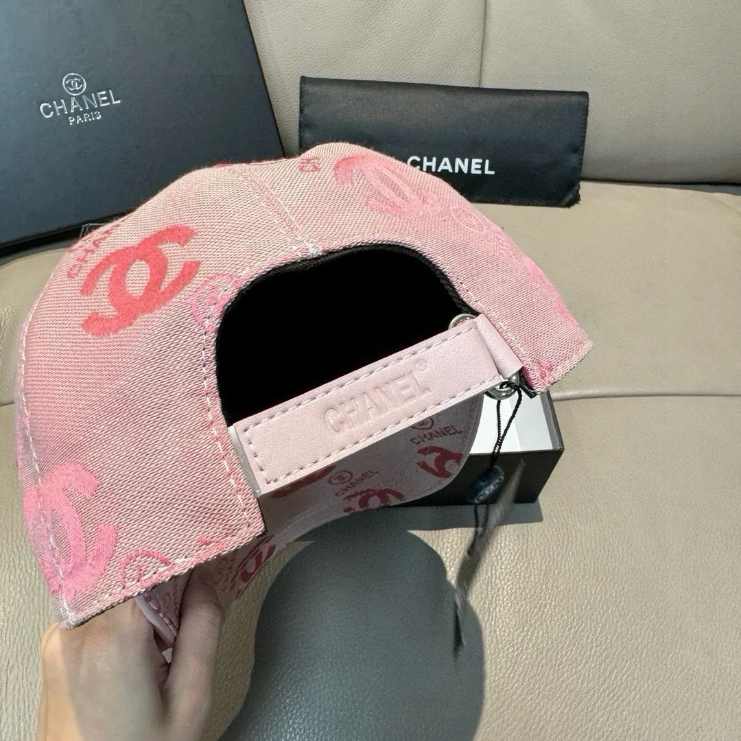 p90., Chanel (Chanel) classic original baseball cap, classic double C, 1:1 mold opening and customization at the counter, original canvas fabric + first layer of cowhide, light and breathable! The quality is great, the basic head circumference is 56cm, and the patch is adjustable.