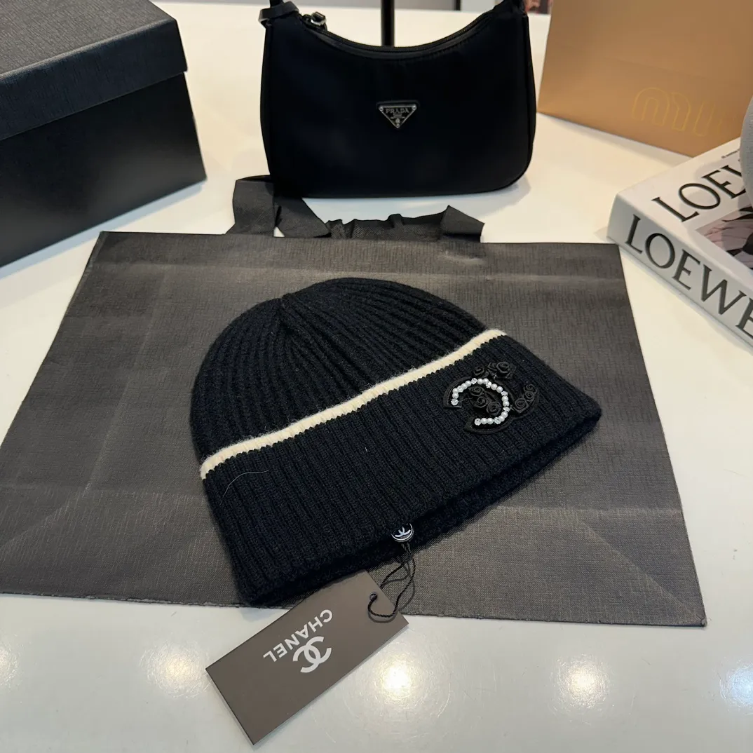 P60 Chanel official website quality Chanel autumn and winter wool hat recommended by internet celebrity fashion bloggers. It is a knitted hat with a super soft and comfortable feel and excellent elasticity!