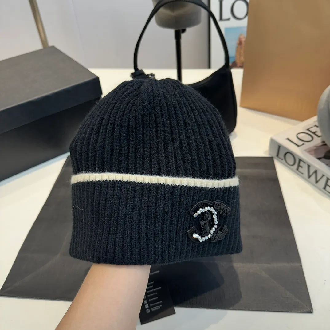 P60 Chanel official website quality Chanel autumn and winter wool hat recommended by internet celebrity fashion bloggers. It is a knitted hat with a super soft and comfortable feel and excellent elasticity!