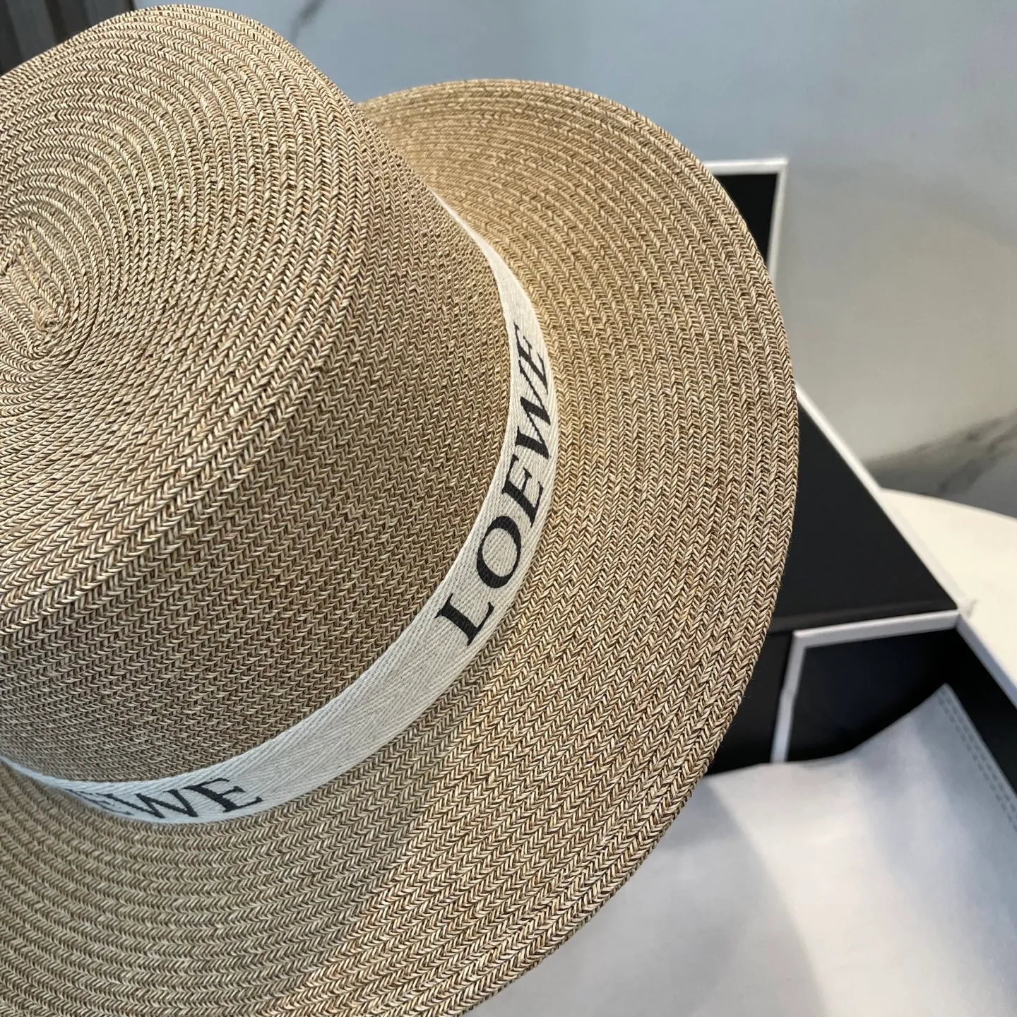 P70 CHANEL high-end flat-top straw hat is versatile and does not matter the face shape. The flat brim does not block the line of sight. It is more practical. It is easy to wear for daily use and travel. It has an Instagram style. Especially photogenic. It has an adjustment strap inside.