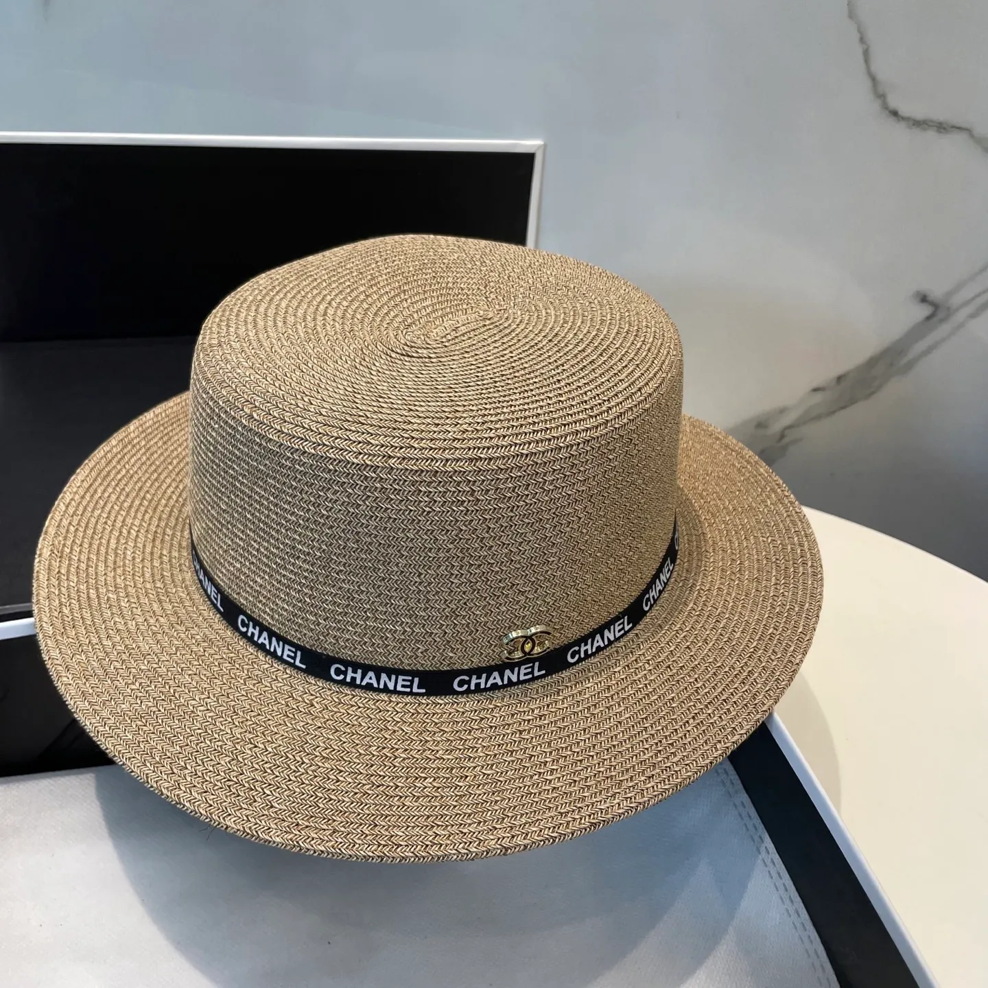 P80 CHANEL high-end flat-top straw hat is versatile and does not matter the face shape. The flat brim does not block the line of sight. It is more practical. It is easy to wear for daily use and travel. It has an Instagram style. Especially photogenic. It has an adjustment strap inside.