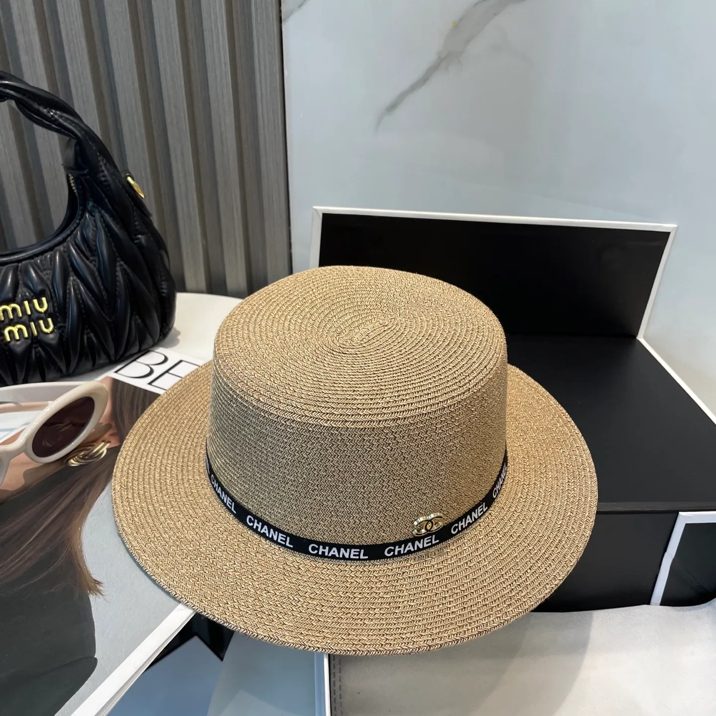 P80 CHANEL high-end flat-top straw hat is versatile and does not matter the face shape. The flat brim does not block the line of sight. It is more practical. It is easy to wear for daily use and travel. It has an Instagram style. Especially photogenic. It has an adjustment strap inside.