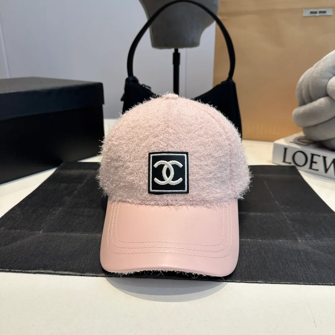 P60 CHANEL Chanel's new autumn and winter small fragrance style baseball cap🧢, the big brand model is super easy to match, one that you can wear with your eyes closed