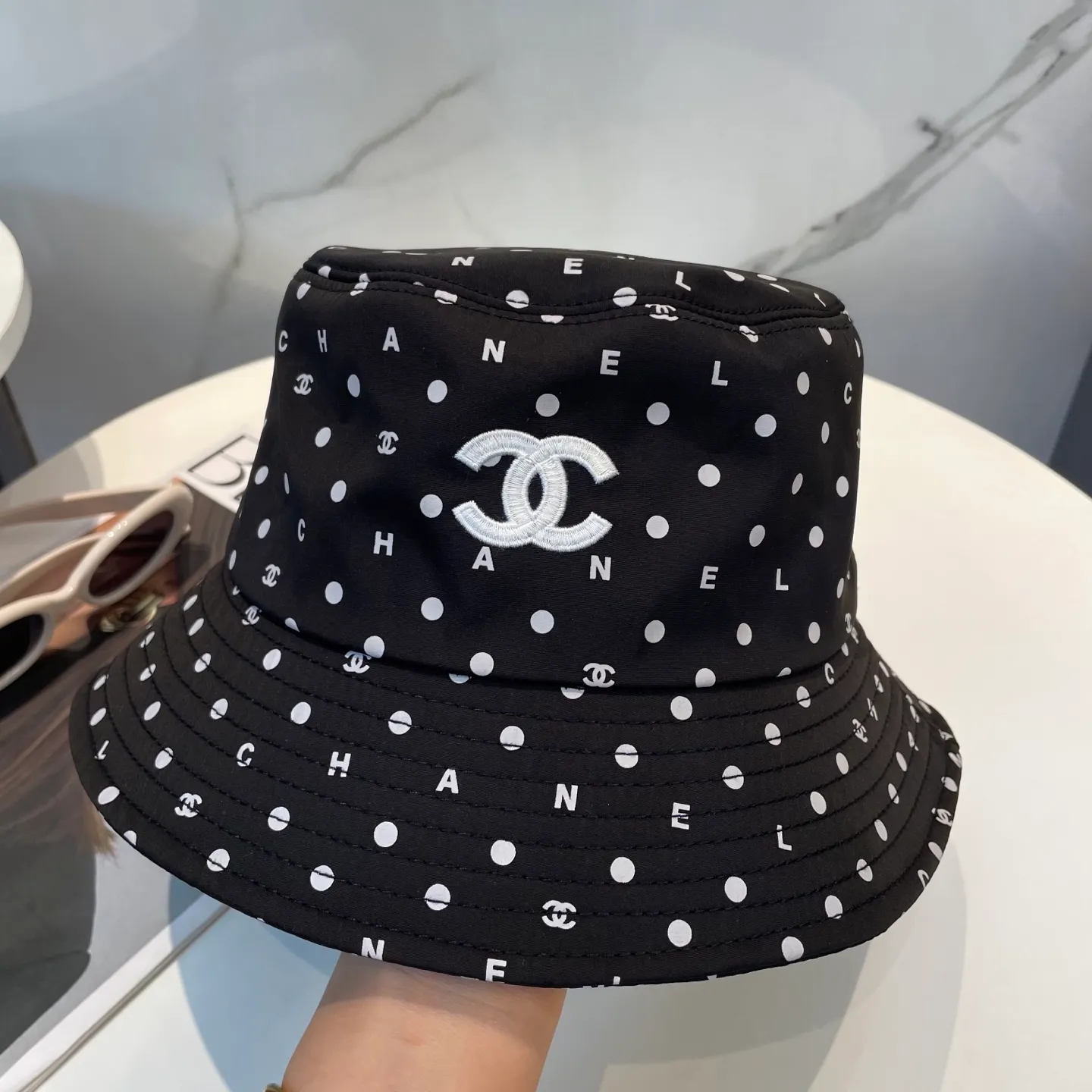 P90 CHANEL Chanel] New high version simple embroidered logo bucket hat. New model shipped. Big brand style is super easy to match. Hurry up and get it.
