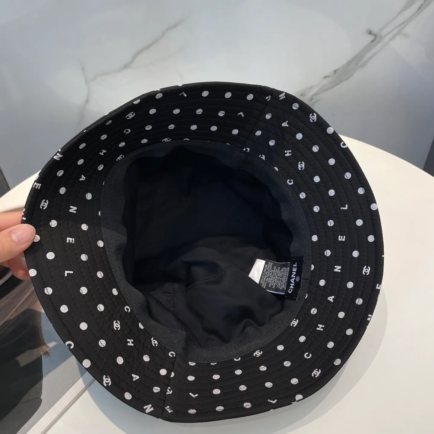 P90 CHANEL Chanel] New high version simple embroidered logo bucket hat. New model shipped. Big brand style is super easy to match. Hurry up and get it.