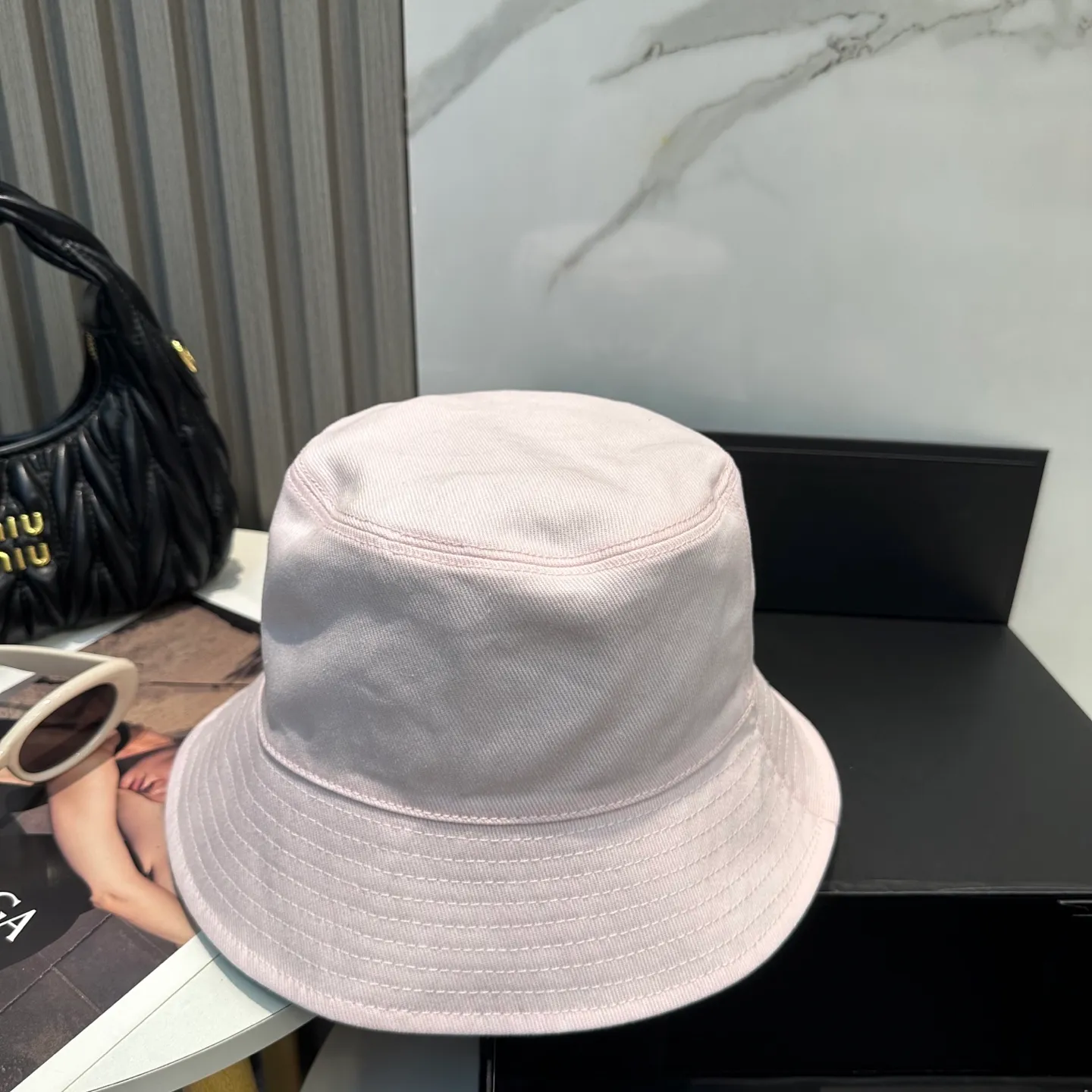 P90 Chanel (Chanel) counter new double-sided embroidered fisherman hat 1:1 mold customization, three-dimensional embroidery, exquisite and flawless! 100% pure cotton fabric, original factory quality, exclusive physical photography.