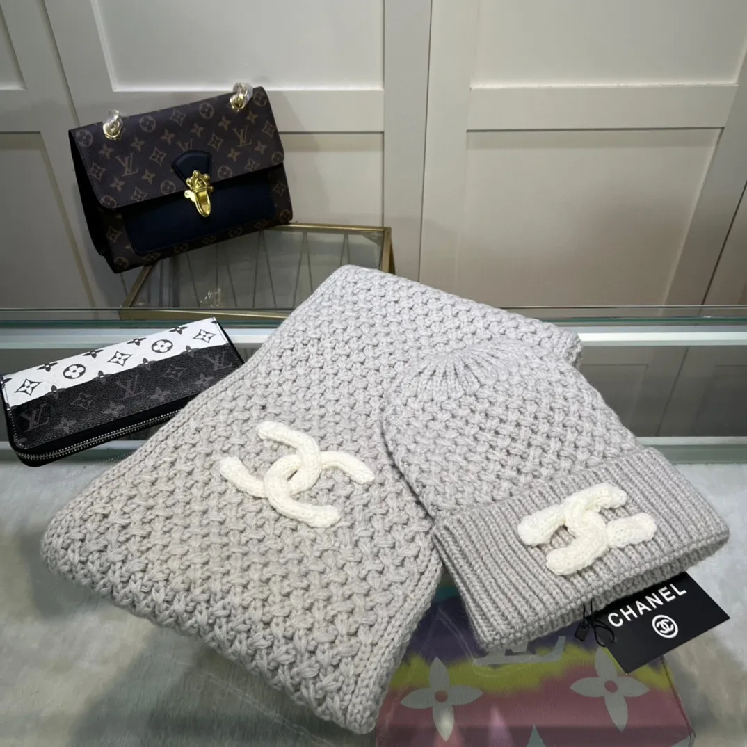 P180 CHANEL Xiaohongshu popular style, official website new classic suit hat! Hat ➕Scarf! Ingredients: 70% cashmere, 30% rabbit cashmere, blended, the quality and feel are superb! It’s warm and super comfortable. This winter, all you need is a hat set like this. It’s warm and fashionable! Welcome to choose!!