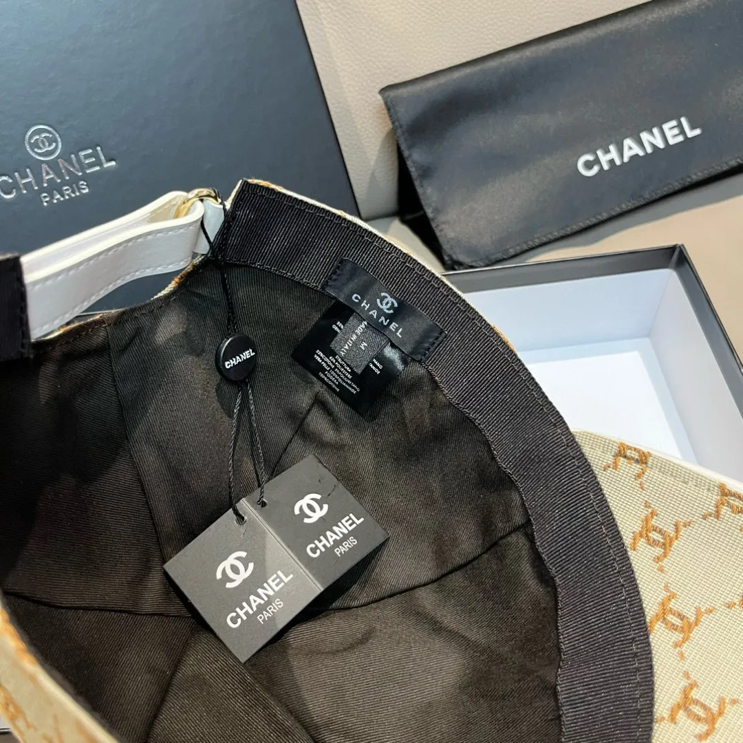 p90 new model shipped!   , Chanel (Chanel) new original baseball cap, small double C jacquard, 1:1 mold opening and customization at the counter, original canvas fabric + first layer of cowhide, light and breathable! The quality is great, the basic head circumference is 56cm, and the patch is adjustable.