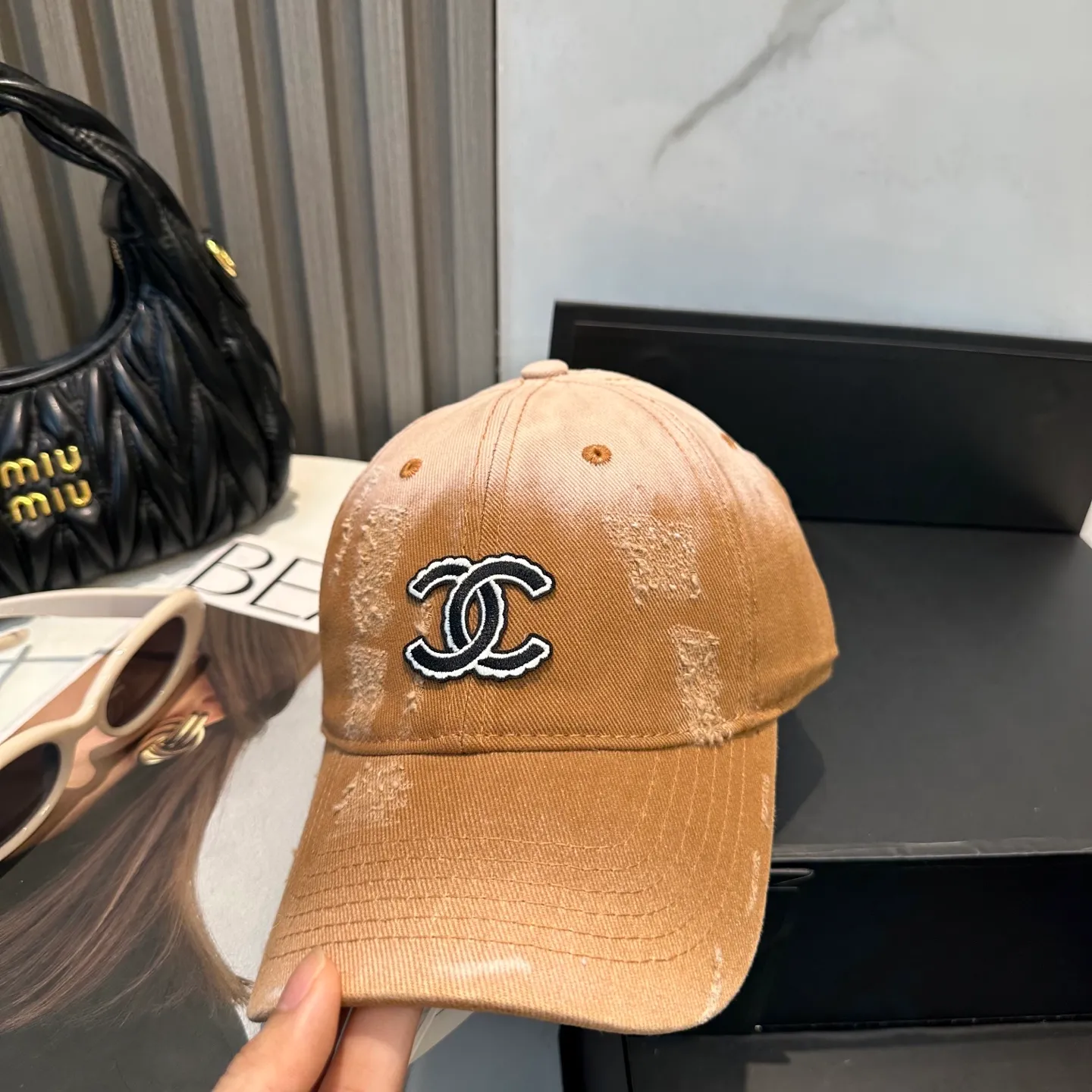 P60 Chanel's new simple baseball cap in dopamine color, a hot color at the moment - full of street style! Trendy and versatile, Xiaohongshu grows grass, poison, get your boyfriend, and cool together