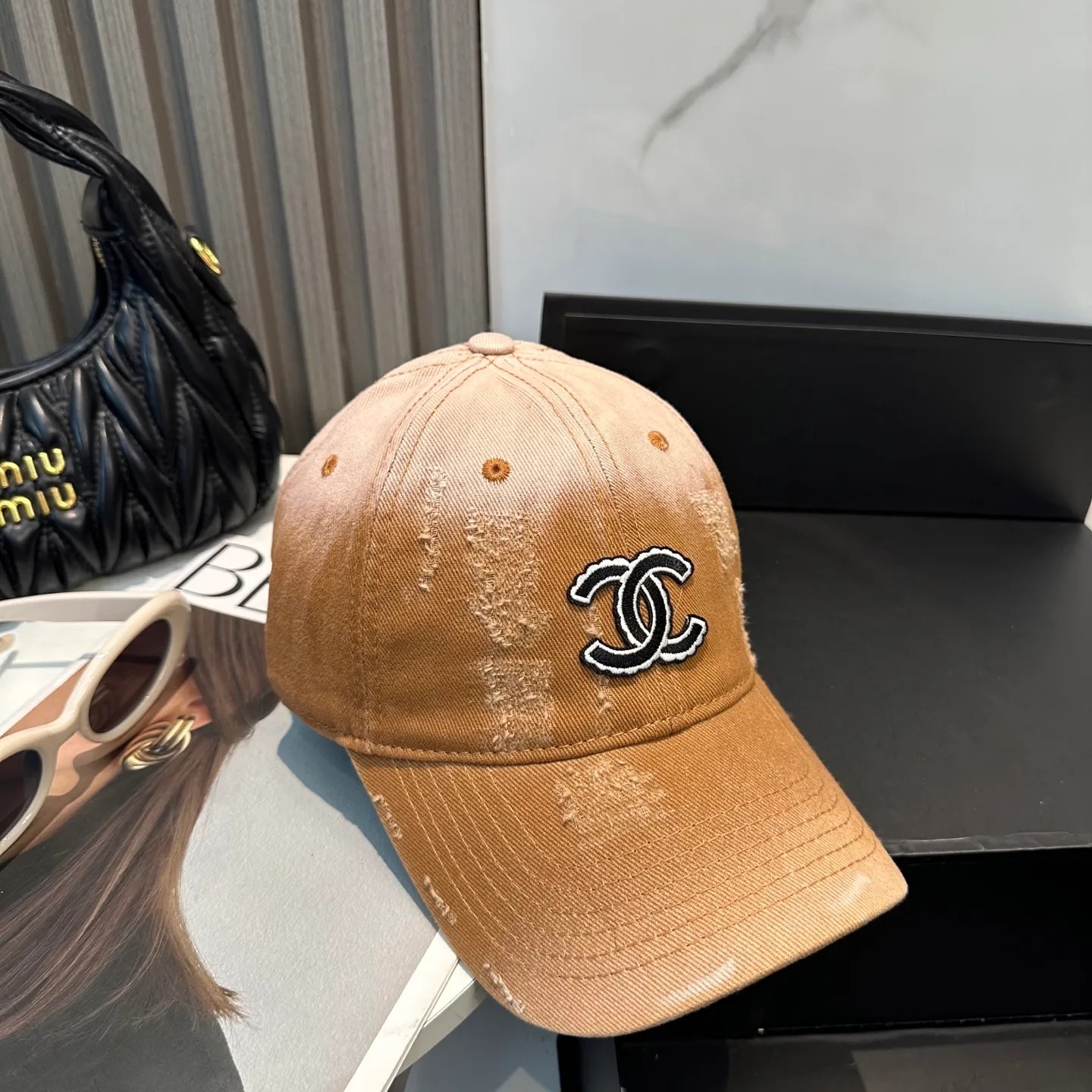 P60 Chanel's new simple baseball cap in dopamine color, a hot color at the moment - full of street style! Trendy and versatile, Xiaohongshu grows grass, poison, get your boyfriend, and cool together