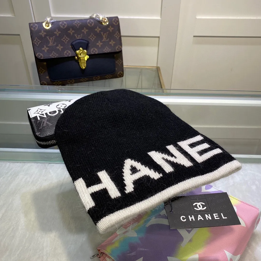 P44 comes with dust bag. CHANEL🎩cashmere wool quality knitted hat, fashionable, good quality, high-end, super soft! Super hot💖The texture is great and it’s great to match when out on the street! Fashion trends! A must-have item for autumn and winter, get it now!