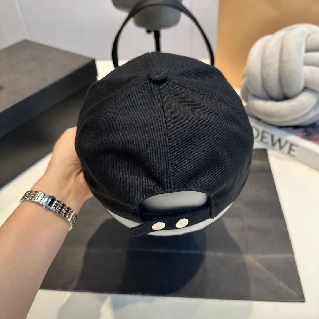 P56 CHANEL Chanel new high version simple embroidered logo baseball cap 🧢New model shipped, big brand style is super easy to match