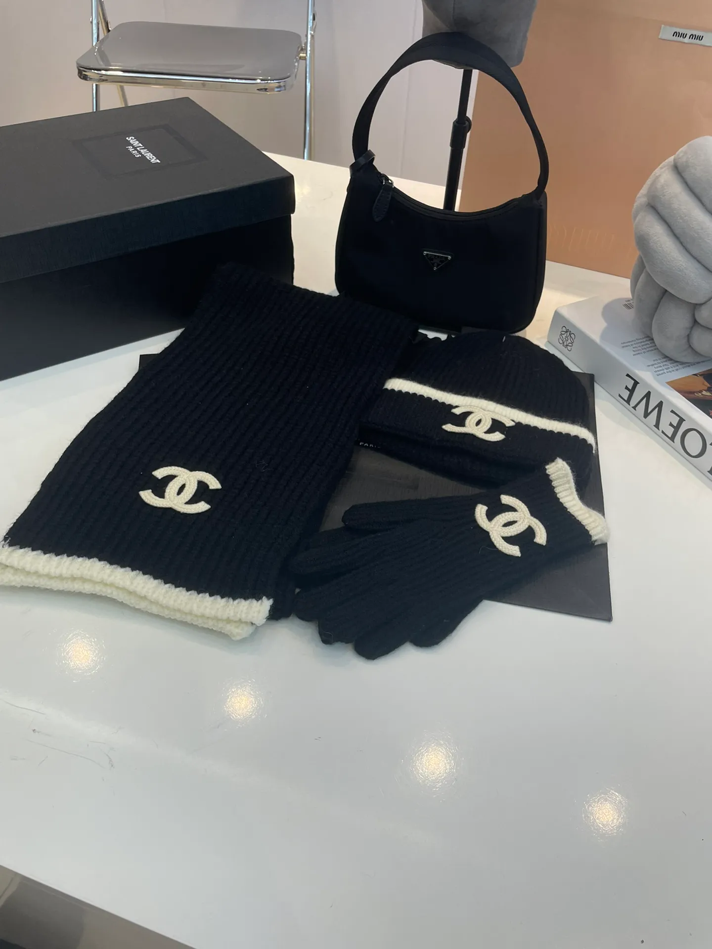 P180 CHANEL [Wool Suit, Scarf + Gloves + Hat-] Classic suit, hat, wool knitted hat and gloves, warm and super comfortable for winter. It’s a magical tool for young ladies to reduce their age~warm and fashionable! Can be made into mother-daughter parent-child style. Scarf: 185/35cm. Hat. Head circumference around 57 cm.