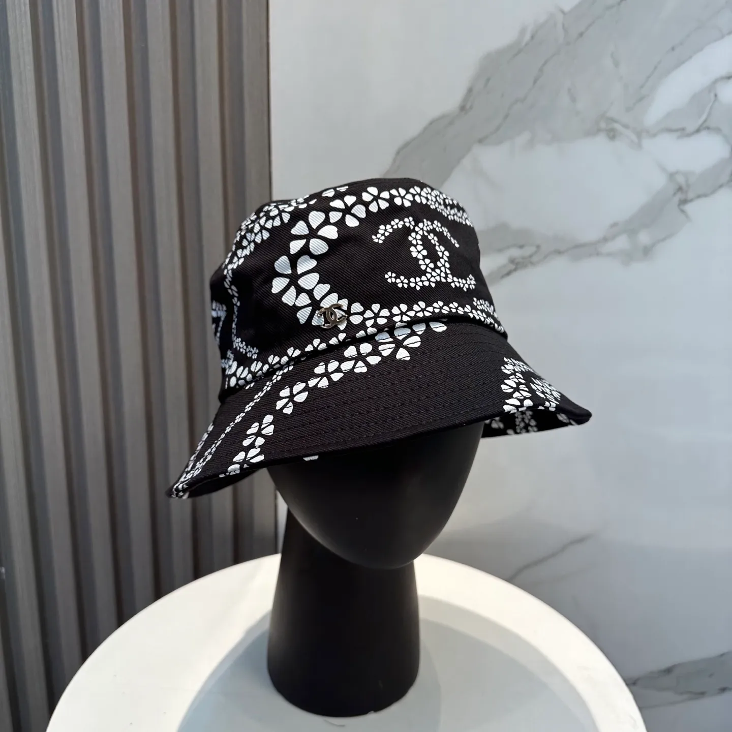 P100 New Chanel new high-version bucket hat. The classic baseball cap style is suitable for various occasions. Whether it is paired with casual wear or sportswear, it can easily enhance the fashion sense of the overall look. It is a trendy item that fashion lovers cannot miss.