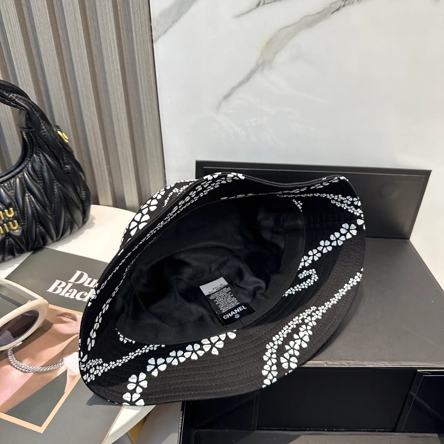 P100 New Chanel new high-version bucket hat. The classic baseball cap style is suitable for various occasions. Whether it is paired with casual wear or sportswear, it can easily enhance the fashion sense of the overall look. It is a trendy item that fashion lovers cannot miss.