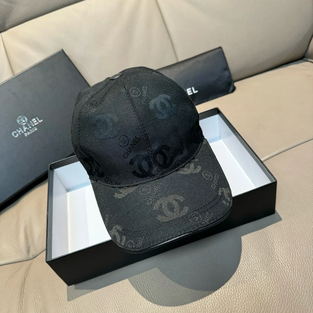 p90., Chanel (Chanel) classic original baseball cap, classic double C, 1:1 mold opening and customization at the counter, original canvas fabric + first layer of cowhide, light and breathable! The quality is great, the basic head circumference is 56cm, and the patch is adjustable.