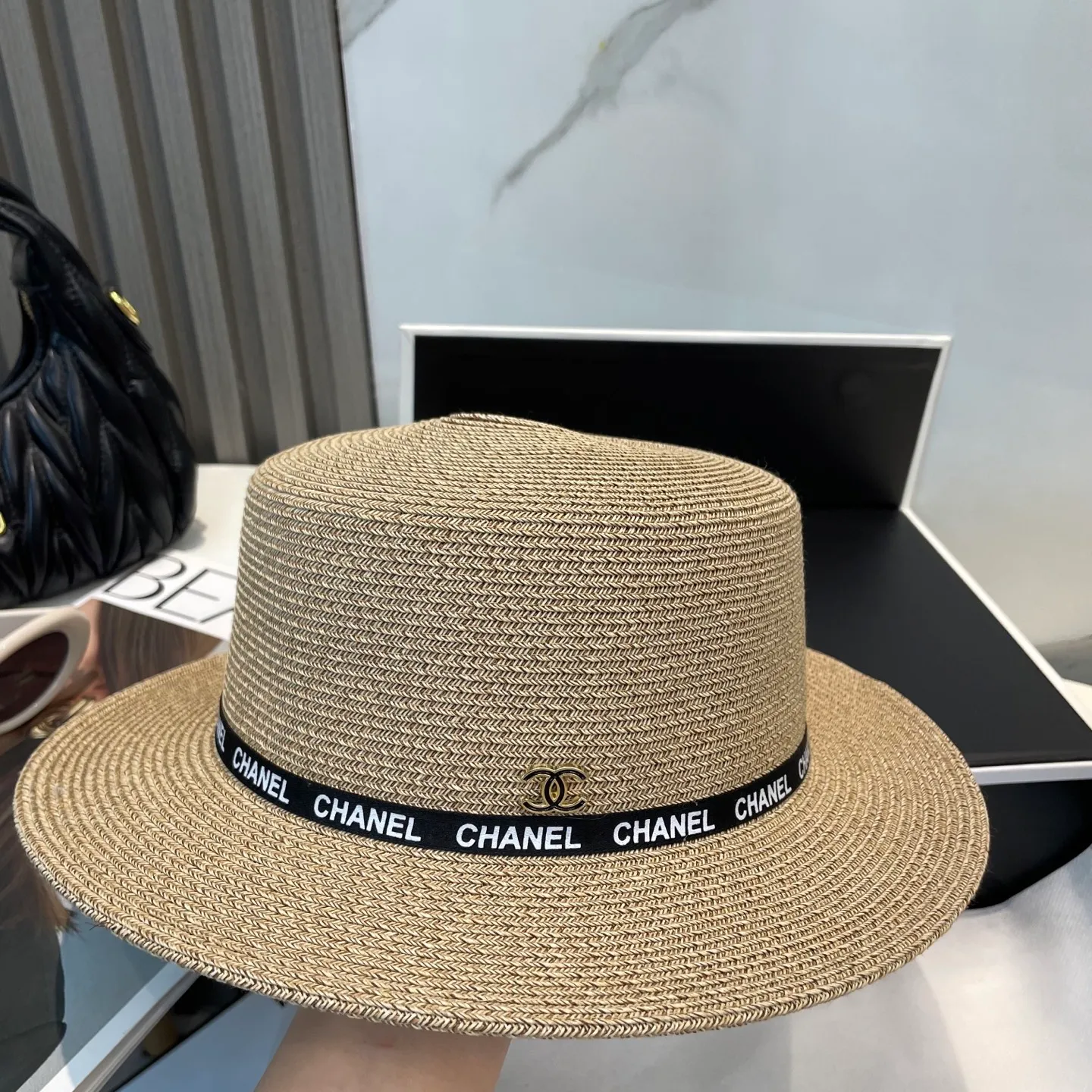 P70 CHANEL high-end flat-top straw hat is versatile and does not matter the face shape. The flat brim does not block the line of sight. It is more practical. It is easy to wear for daily use and travel. It has an Instagram style. Especially photogenic. It has an adjustment strap inside.