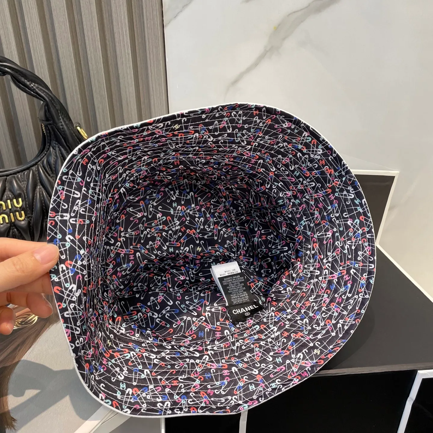 P96 Chanel (Chanel) counter new double-sided embroidered fisherman hat 1:1 mold customization, three-dimensional embroidery, exquisite and flawless! 100% pure cotton fabric, original factory quality, exclusive physical photography.