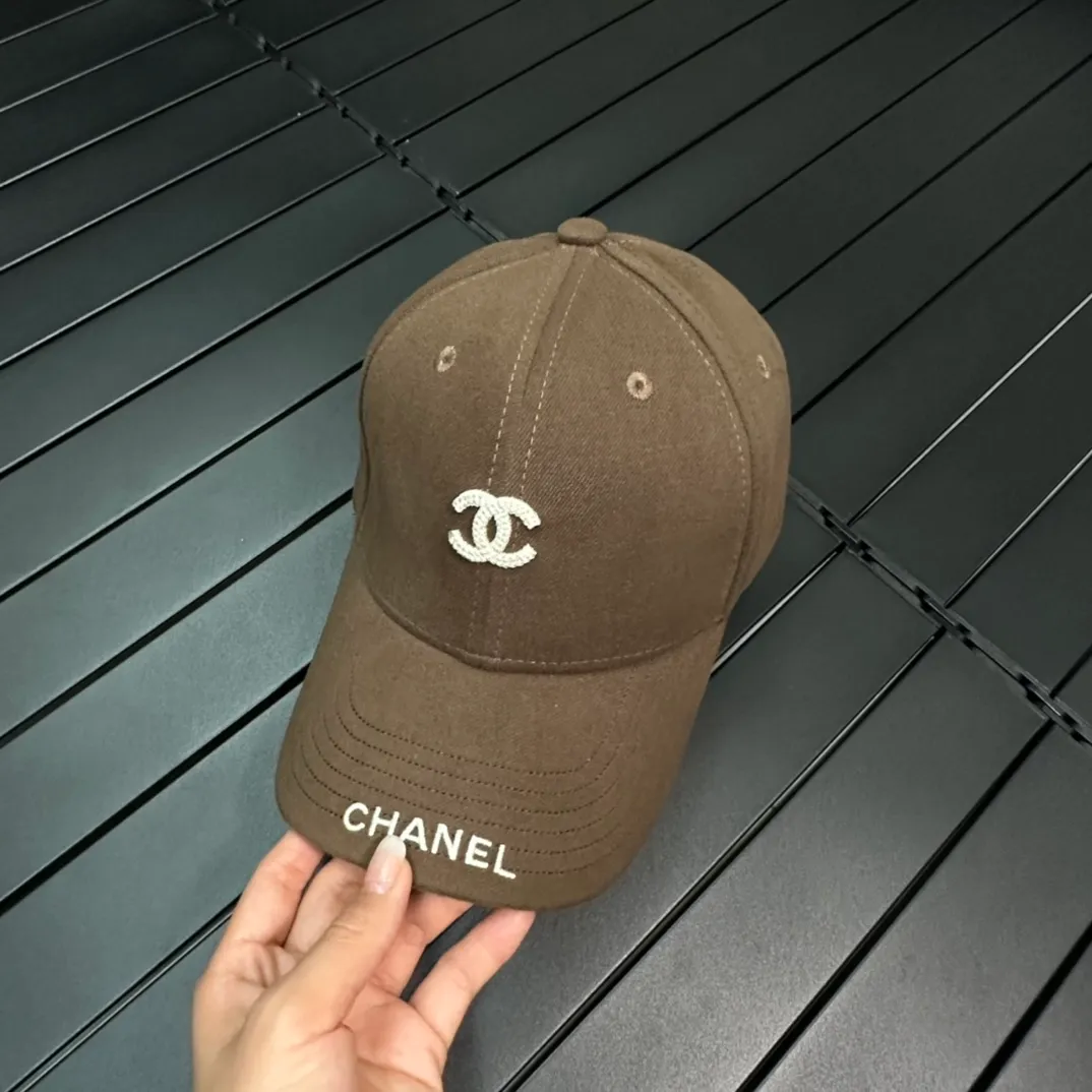 P60 Chanel new autumn and winter baseball cap 🧢 The colors of the small label are really eye-catching. The soft top design of the entire hat fits perfectly on the head and is very comfortable. The color and texture are relatively retro and very versatile. Highly recommended. A must-have item for everyone✔️✔️
