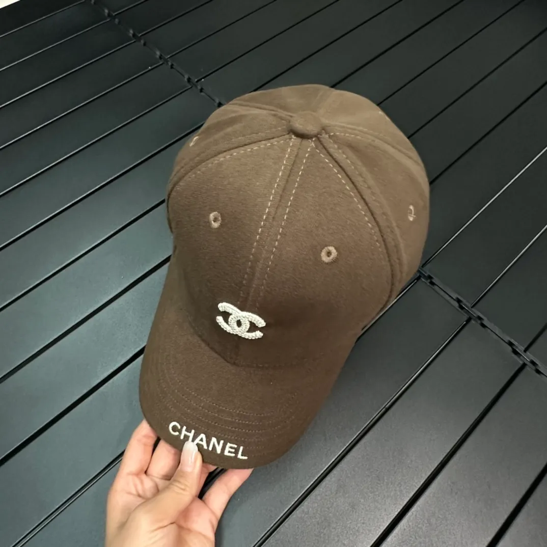 P60 Chanel new autumn and winter baseball cap 🧢 The colors of the small label are really eye-catching. The soft top design of the entire hat fits perfectly on the head and is very comfortable. The color and texture are relatively retro and very versatile. Highly recommended. A must-have item for everyone✔️✔️