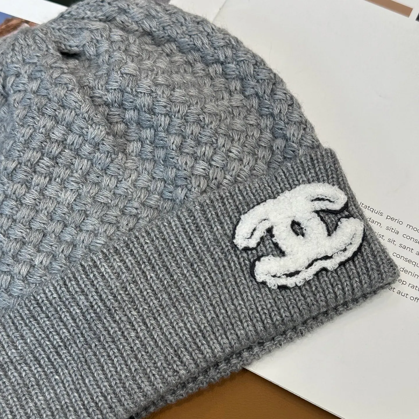 P70 Chanel official website quality Chanel autumn and winter fashion blogger recommended knitted hat, which hides a quiet sense of luxury. Every line is neat and generous, simple but not simple, generous and stylish. Every detail shows high-end taste, and the sense of fashion becomes more and more intriguing in the restraint.