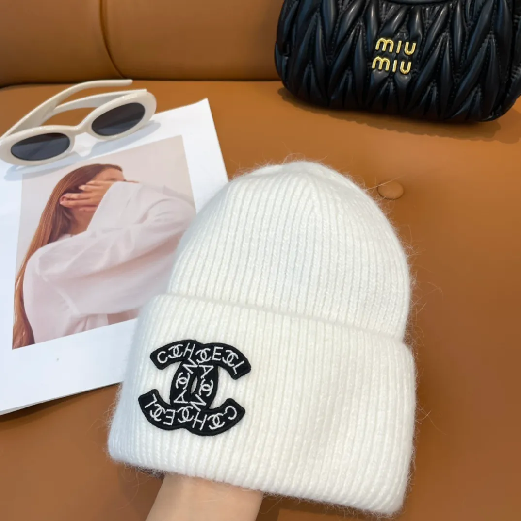 P56 comes with dust bag 🌺 [CHANEL] New rabbit fur knitted hat, Xiaohongshu, the main recommendation of major Internet celebrities! Thicker and warmer, fashionable and popular🌸First-class texture, the best brand for keeping warm in autumn and winter, order now, limited quantity available