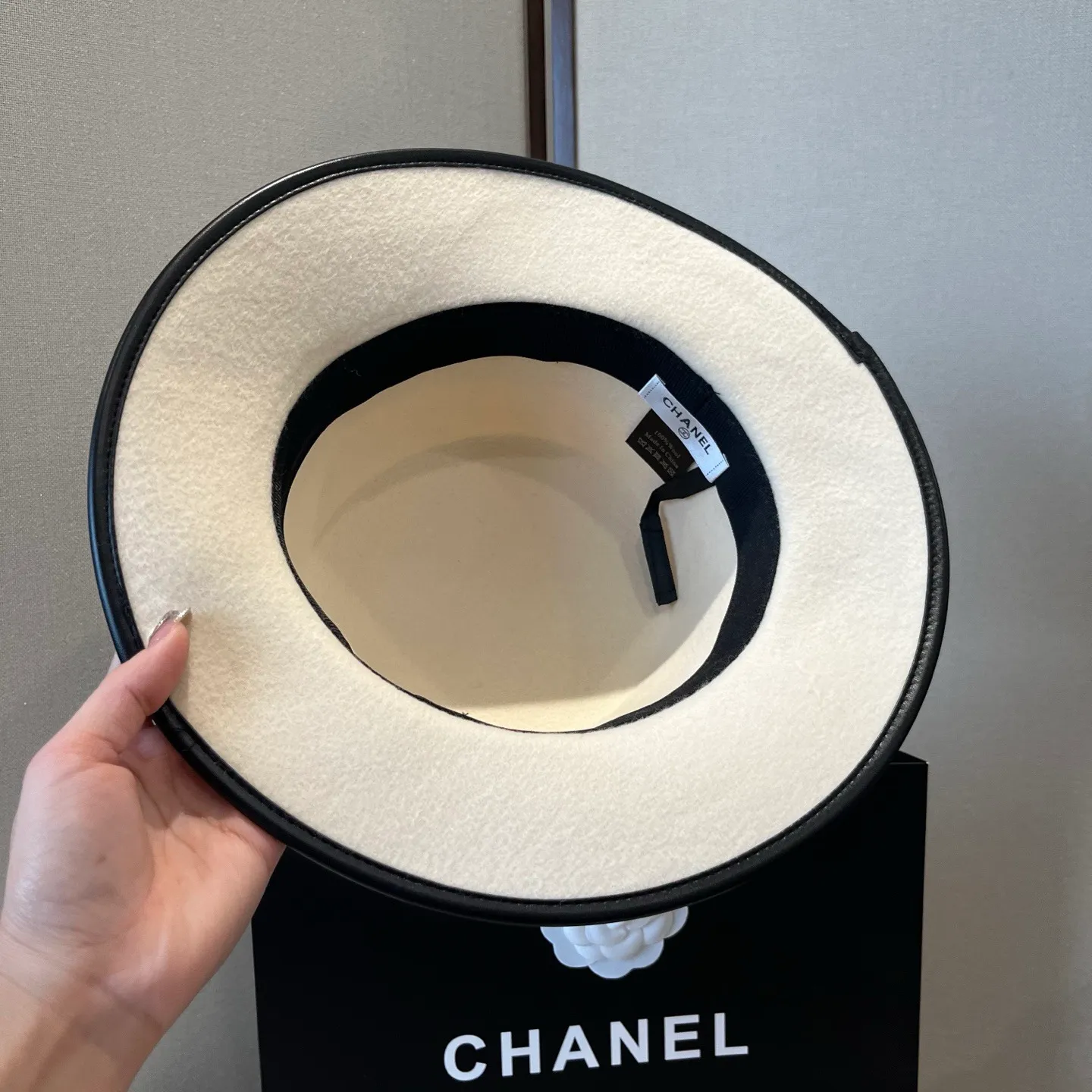 💰200¥ White Chanel new wool top hat, flat top hat, 100% wool fabric 🦙%, head circumference 57cm
