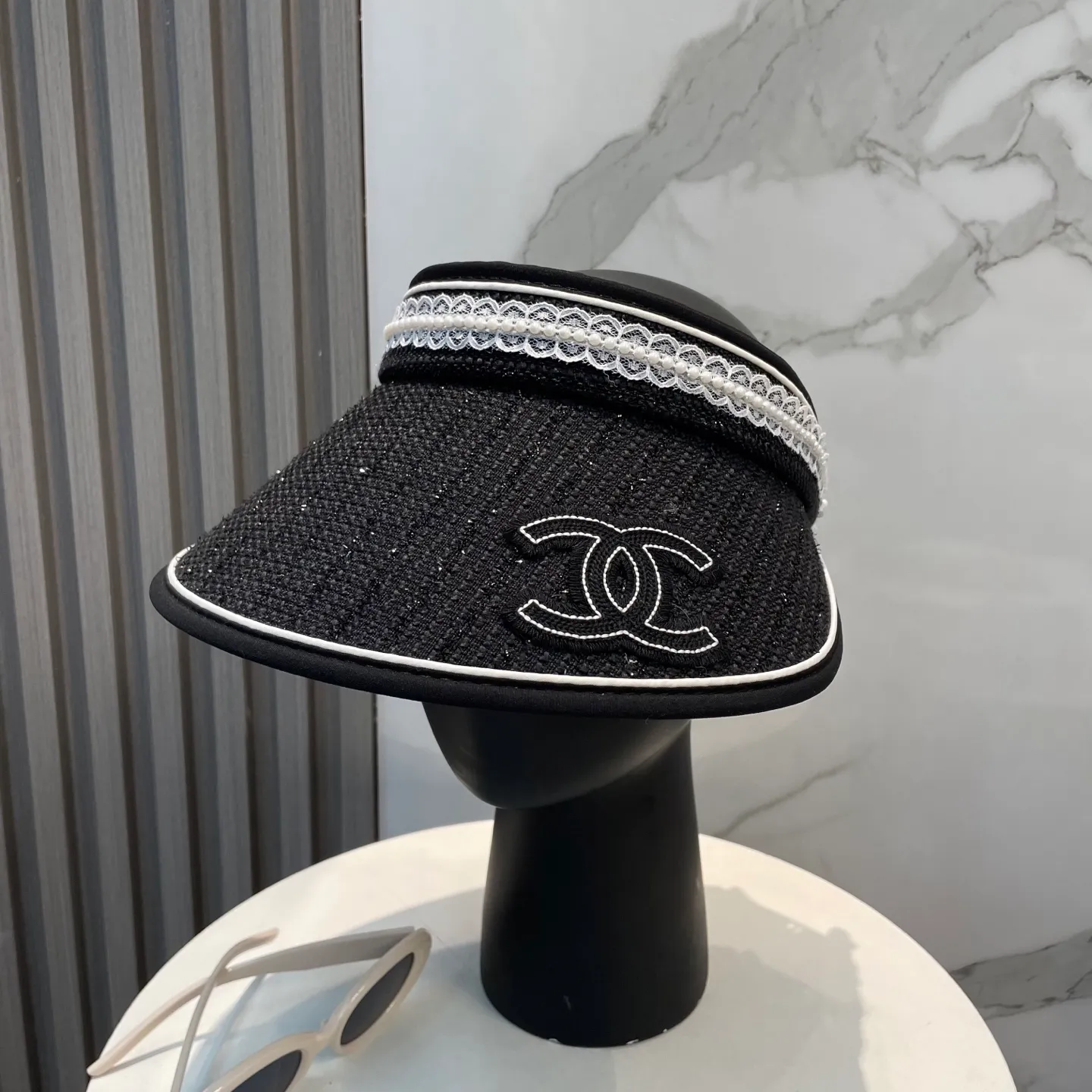 P60 Chanel's new lace-trimmed sweet-style empty top hat 💙Because the hat has an empty top, it won't feel stuffy in summer and it doesn't pick up your hairstyle and face shape! The sun protection effect is no less than that of a professional sun protection cloth hat. Just buy the western style one🙄