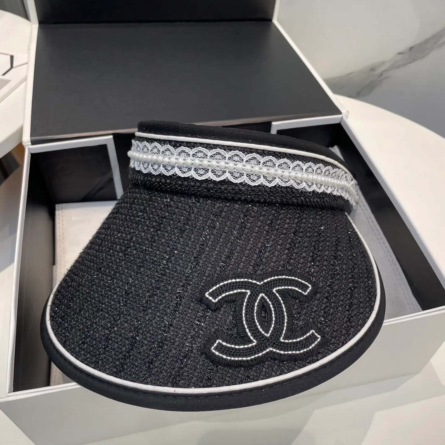 P60 Chanel's new lace-trimmed sweet-style empty top hat 💙Because the hat has an empty top, it won't feel stuffy in summer and it doesn't pick up your hairstyle and face shape! The sun protection effect is no less than that of a professional sun protection cloth hat. Just buy the western style one🙄