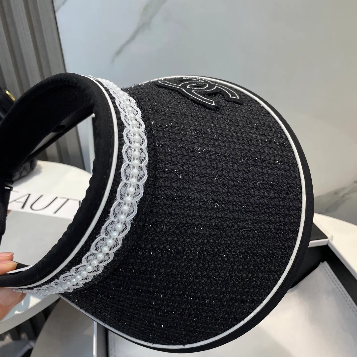 P60 Chanel's new lace-trimmed sweet-style empty top hat 💙Because the hat has an empty top, it won't feel stuffy in summer and it doesn't pick up your hairstyle and face shape! The sun protection effect is no less than that of a professional sun protection cloth hat. Just buy the western style one🙄