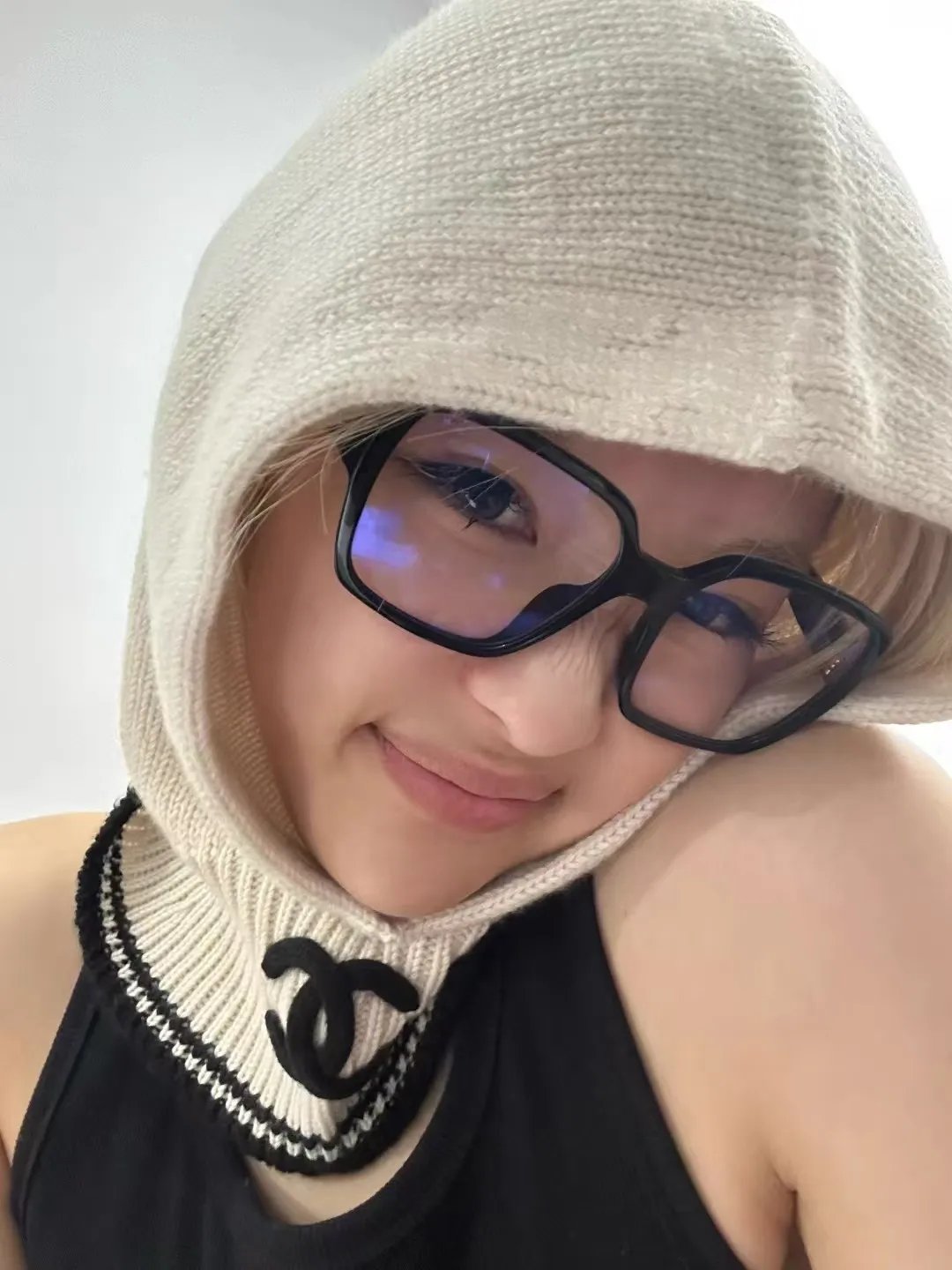 P70 Chanel Sisters, do you all own the Chanel 25b balaclava? 🤭, I checked the outfits of the little sisters in Xiaohongshu and really like them. It looks great when stacked with a peaked hat, or it is also good to use as a scarf. I love it 😍