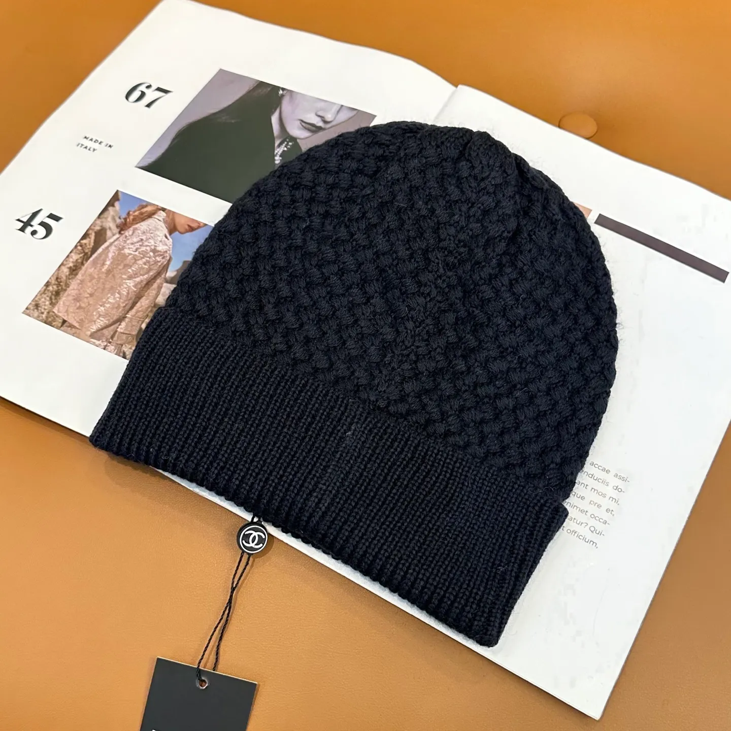 P70 Chanel official website quality Chanel autumn and winter fashion blogger recommended knitted hat, which hides a quiet sense of luxury. Every line is neat and generous, simple but not simple, generous and stylish. Every detail shows high-end taste, and the sense of fashion becomes more and more intriguing in the restraint.
