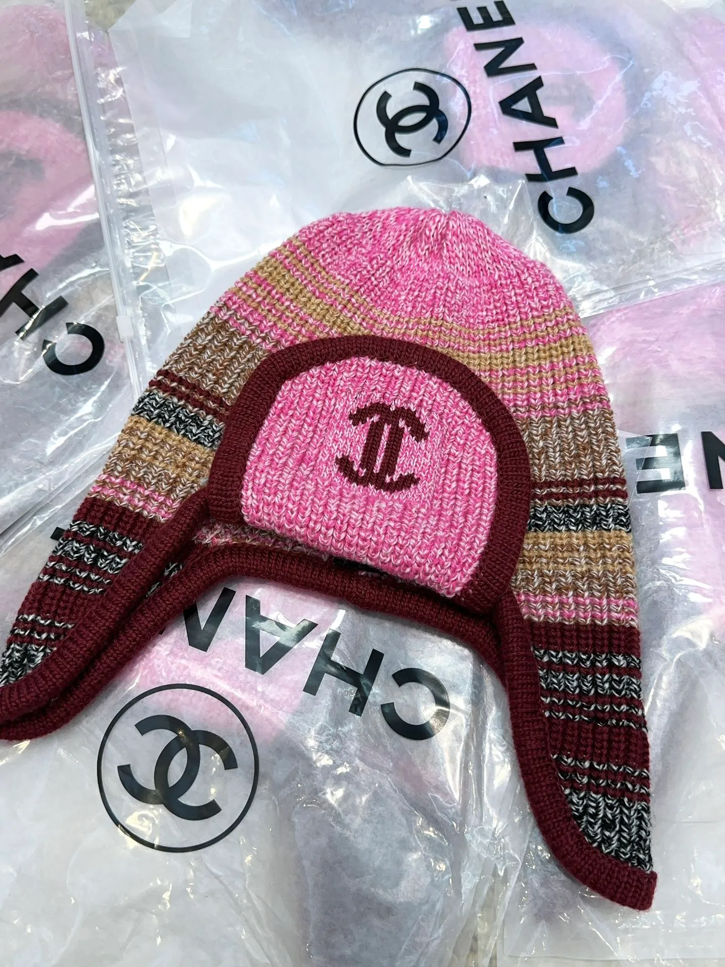Chane*🆕Chanel 24N new ski series wool hat, the Lei Feng hat that is popular all over the Internet, who can wear it better? 4️⃣Personal colors, black and white, versatile and cool, blue and pink, cute, men and women can wear couple style, wool and cashmere material, warm and good-looking, a must-have👍👍👍