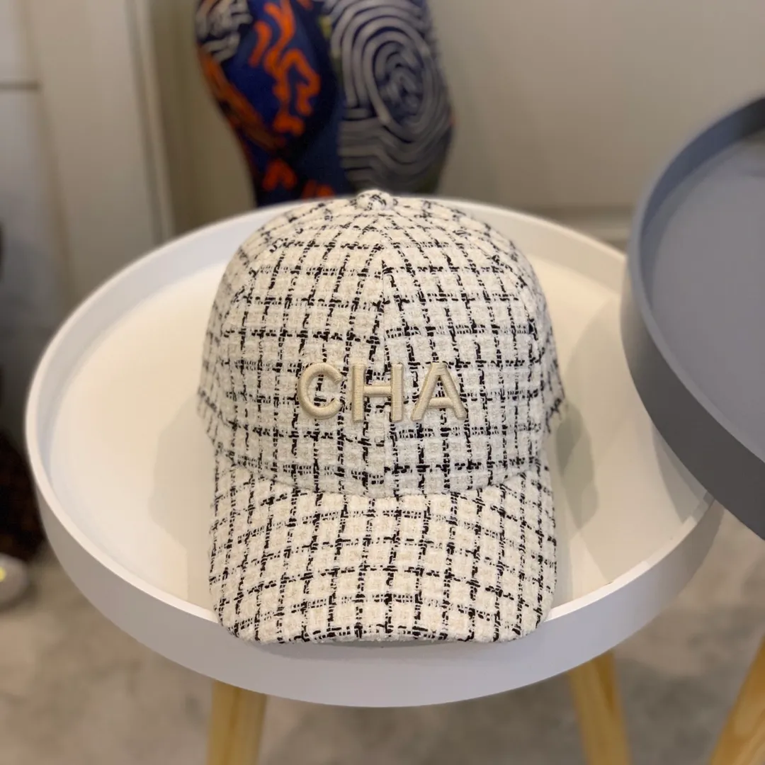 P80 CHANEL Chanel's new autumn and winter plaid newsboy hat, French socialite! The fabric is this year's latest small plaid pattern, and the high-end 1:1 customized hat shape is simply invincible. The shape of the hat is super good. For a high-end hat, the mold is very important. It is definitely not something that a small factory can make. When you put it on, your temperament will rise to three levels instantly! No need to worry about any testing, enter the shopping mall without any worries! Three colors in stock! Material: 100% polyester fiber Lining: 100% cotton Head circumference: 57cm Built-in Velcro