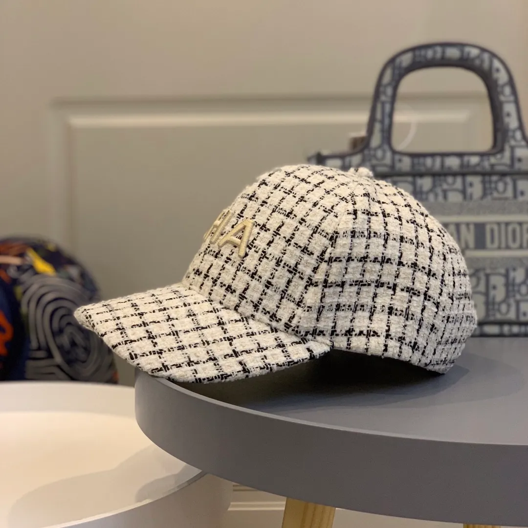 P80 CHANEL Chanel's new autumn and winter plaid newsboy hat, French socialite! The fabric is this year's latest small plaid pattern, and the high-end 1:1 customized hat shape is simply invincible. The shape of the hat is super good. For a high-end hat, the mold is very important. It is definitely not something that a small factory can make. When you put it on, your temperament will rise to three levels instantly! No need to worry about any testing, enter the shopping mall without any worries! Three colors in stock! Material: 100% polyester fiber Lining: 100% cotton Head circumference: 57cm Built-in Velcro