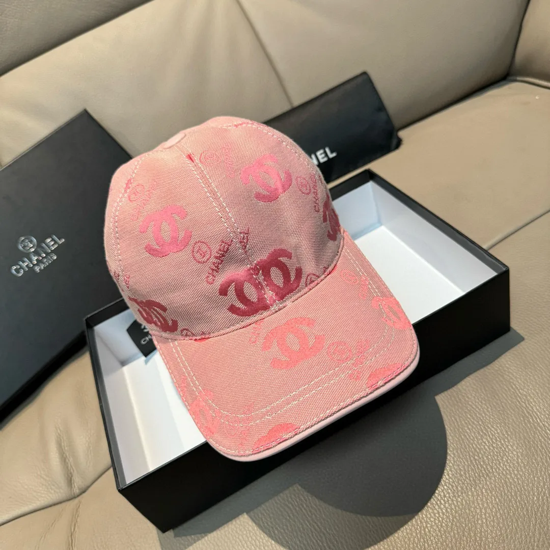 p90., Chanel (Chanel) classic original baseball cap, classic double C, 1:1 mold opening and customization at the counter, original canvas fabric + first layer of cowhide, light and breathable! The quality is great, the basic head circumference is 56cm, and the patch is adjustable.