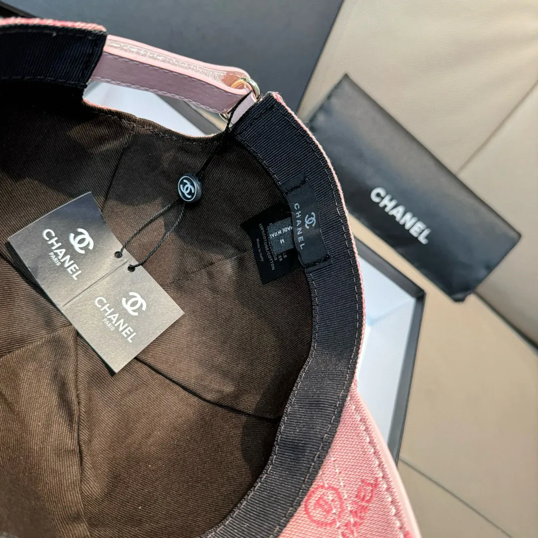 p90., Chanel (Chanel) classic original baseball cap, classic double C, 1:1 mold opening and customization at the counter, original canvas fabric + first layer of cowhide, light and breathable! The quality is great, the basic head circumference is 56cm, and the patch is adjustable.