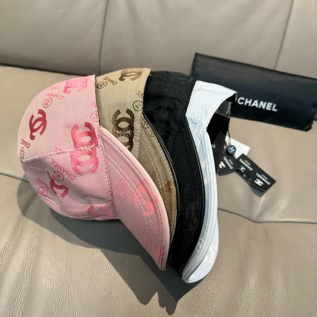 p90., Chanel (Chanel) classic original baseball cap, classic double C, 1:1 mold opening and customization at the counter, original canvas fabric + first layer of cowhide, light and breathable! The quality is great, the basic head circumference is 56cm, and the patch is adjustable.