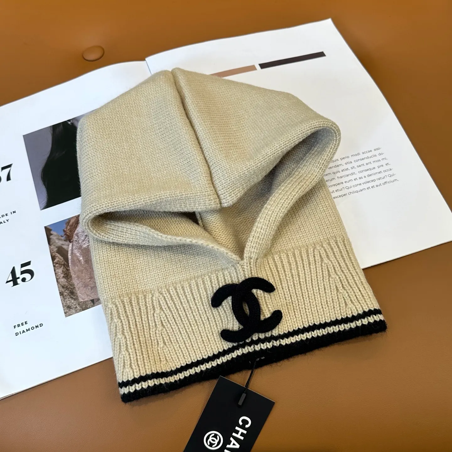 P70 Chanel Sisters, do you all own the Chanel 25b balaclava? 🤭, I checked the outfits of the little sisters in Xiaohongshu and really like them. It looks great when stacked with a peaked hat, or it is also good to use as a scarf. I love it 😍