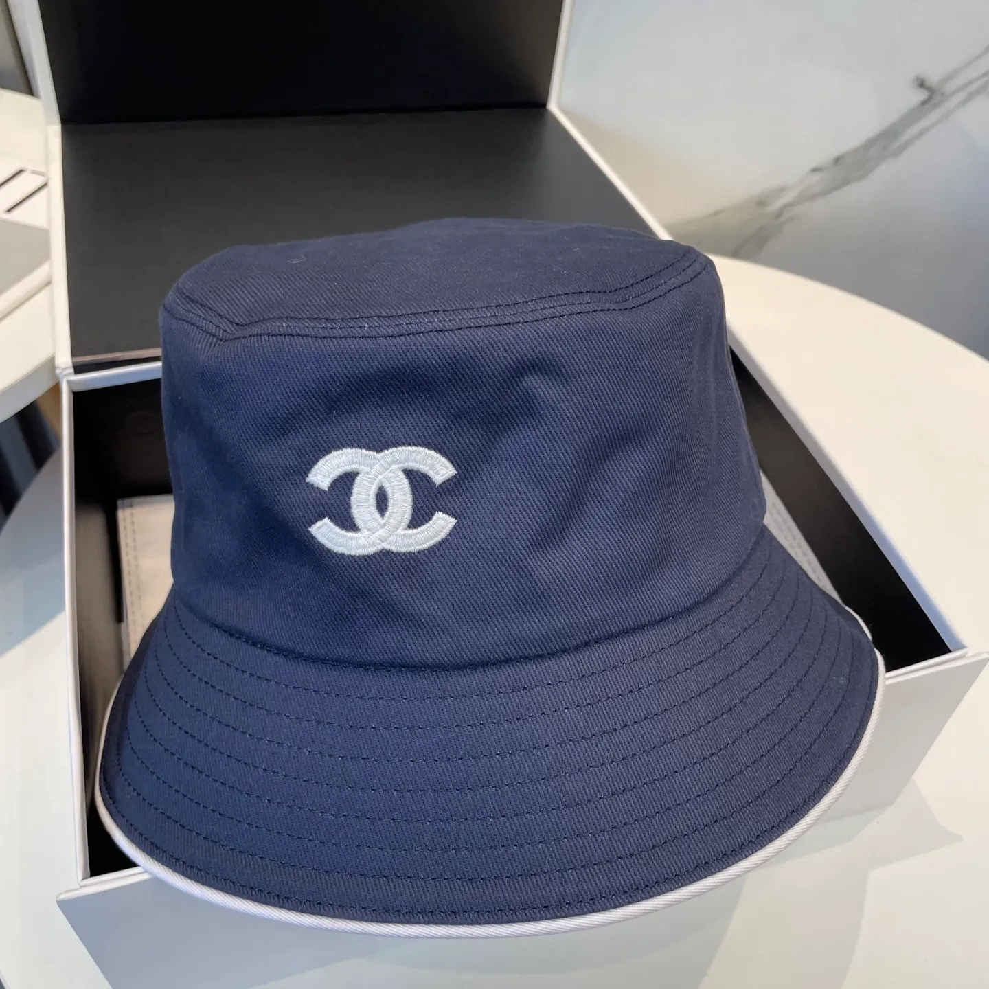 P96 Chanel (Chanel) counter new original embroidered fisherman hat 1:1 mold customization, three-dimensional embroidery, exquisite and flawless! 100% pure cotton fabric, original factory quality, exclusive physical photography.